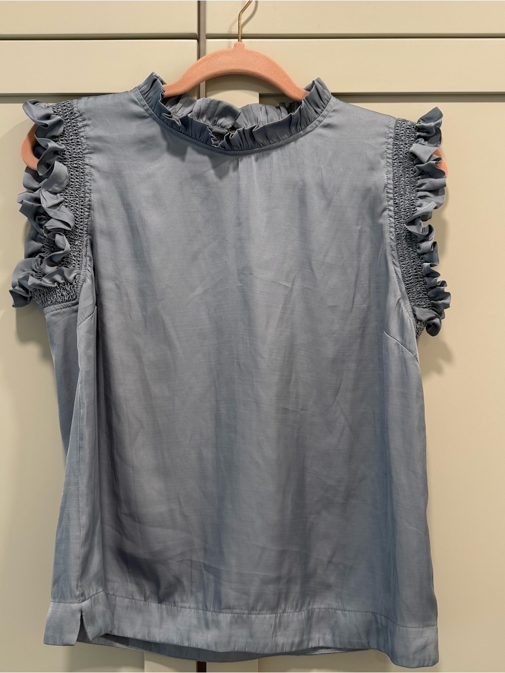 T Tahari Light Blue Silky Polyester Blouse Sleeveless Ruffle Neck Button Sz M